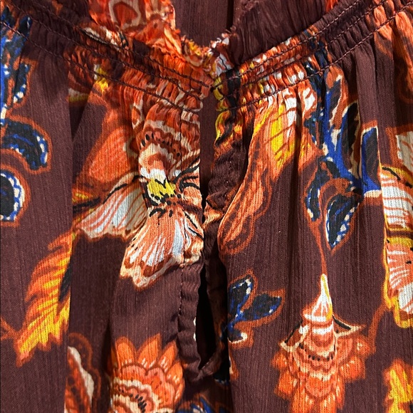 Old NavyPretty floral design top with maroon underlay with ruffled arm edging. - Picture 5 of 6